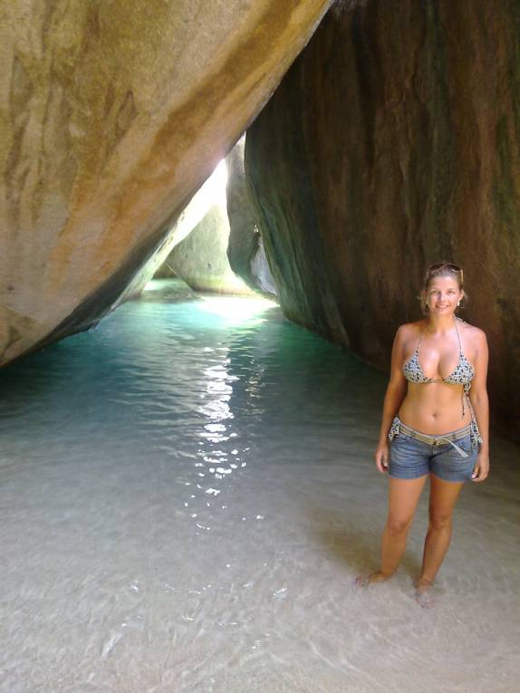 Caverna formada por grandes rochas em Virgin Gorda - BVI